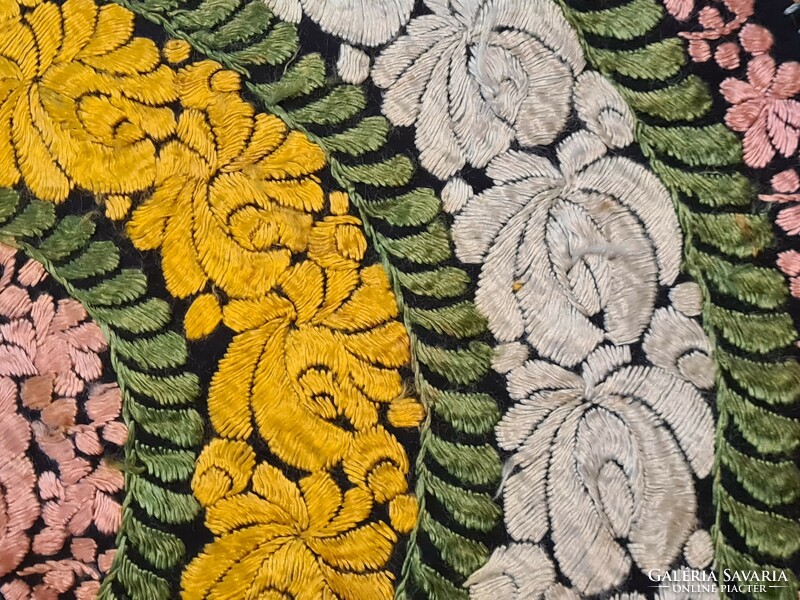 Antik hímzett matyó terítő, selyemszállal készült kézimunka, régi textil