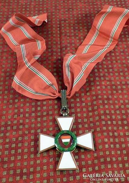 Tildy 1946 Hungarian Republic Order of Merit center cross with star.