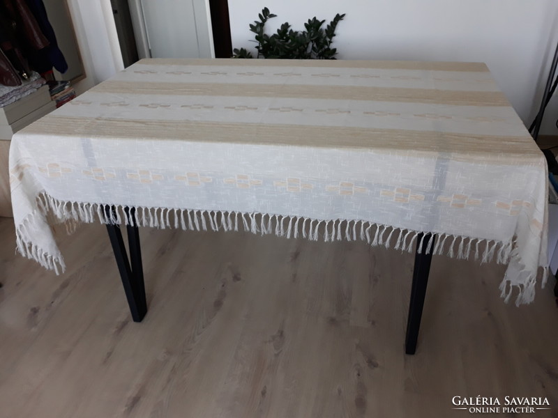 Nagyméretű (135x240 cm) bézs-fehér asztalterítő
