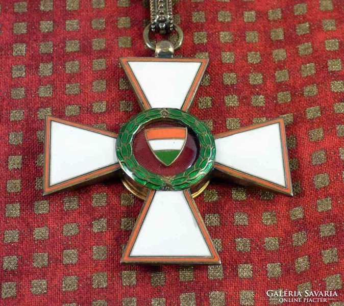 Tildy 1946 Hungarian Republic Order of Merit center cross with star.