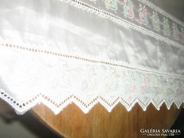 Gyönyörű vintage stílusú anyagában hímzett apró keresztszemes vitrázs függöny