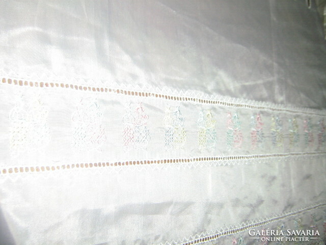 Gyönyörű vintage stílusú anyagában hímzett apró keresztszemes vitrázs függöny