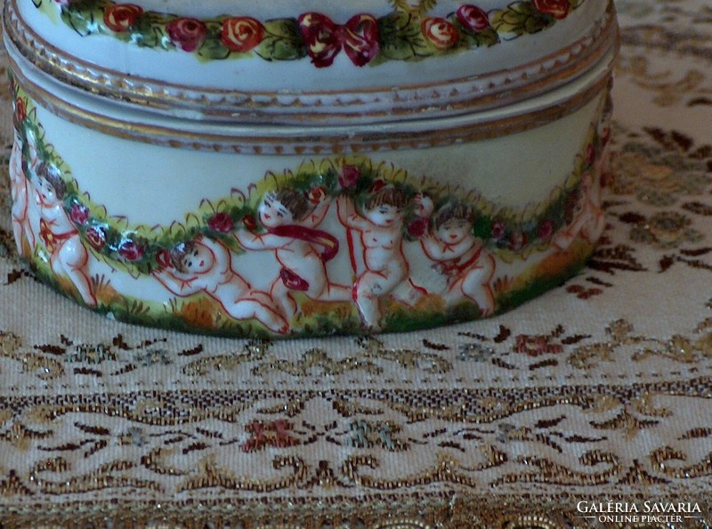 Nápolyi porcelán bonbonier,gazdagon díszített, szép darab