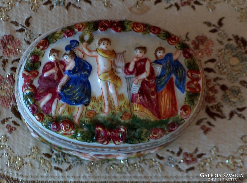 Neapolitan porcelain bonbonier, richly decorated, beautiful piece