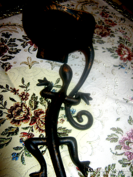 Réz  gyík a levél alatt falra akasztható figura