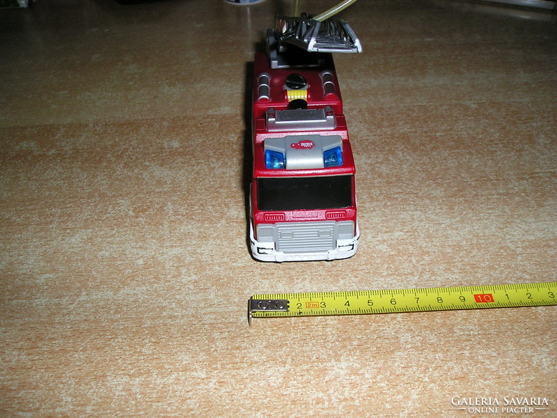 Tűzoltóautó makett, mini – 15 cm.