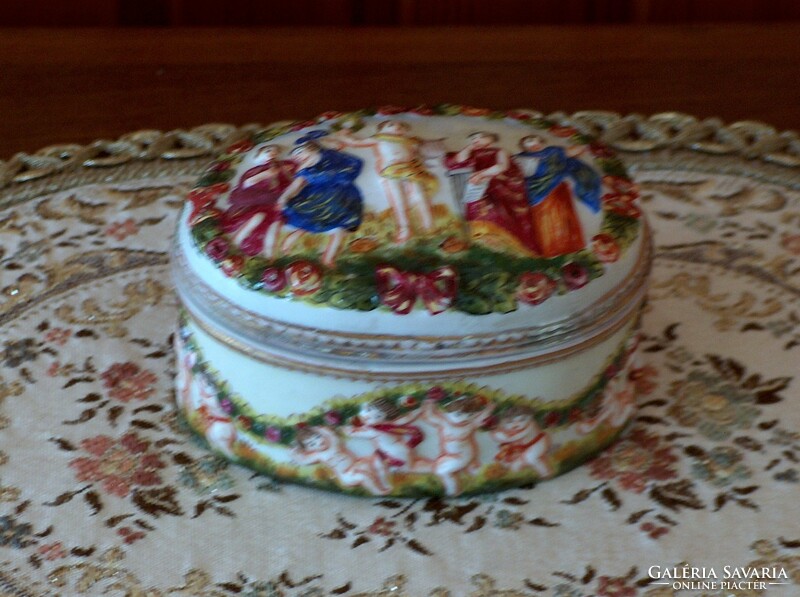 Neapolitan porcelain bonbonier, richly decorated, beautiful piece