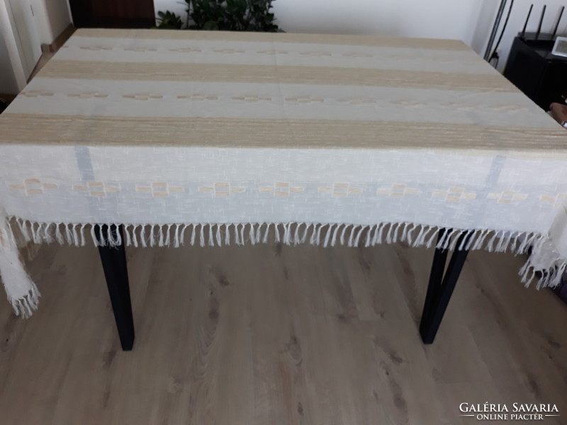 Nagyméretű (135x240 cm) bézs-fehér asztalterítő