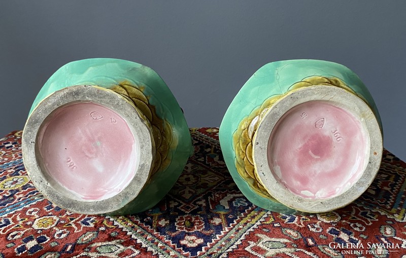 2 DB ANTIK JOSEF STRNACT 1881-1934 SZECESSZIÓS ZÖLD SZÍNŰ VIRÁG ÉS MADÁR RÁTÉT FAJANSZ DÍSZVÁZA PÁR