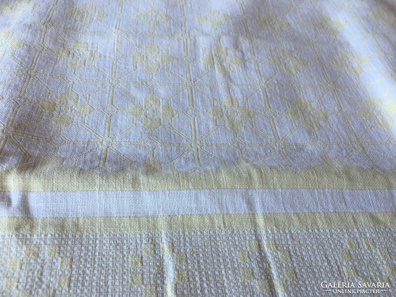 Damask tablecloth with pale yellow pattern (a013)