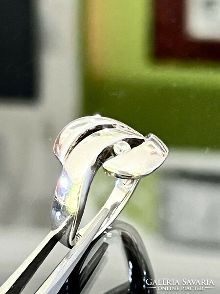 Dazzling silver ring with cubic zirconia stones