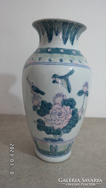 Floral vase of birds
