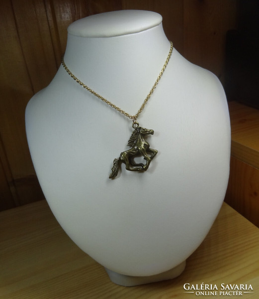 3D galloping paripa double-sided pendant, on a beautiful Welsh chain. The size of the horse: 44 x 25 x 6mm. Beautiful.