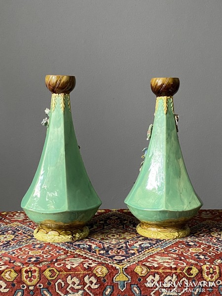 2 DB ANTIK JOSEF STRNACT 1881-1934 SZECESSZIÓS ZÖLD SZÍNŰ VIRÁG ÉS MADÁR RÁTÉT FAJANSZ DÍSZVÁZA PÁR