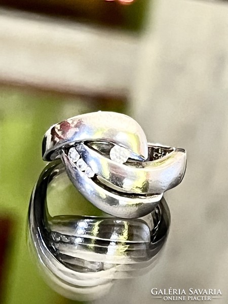 Dazzling silver ring with cubic zirconia stones