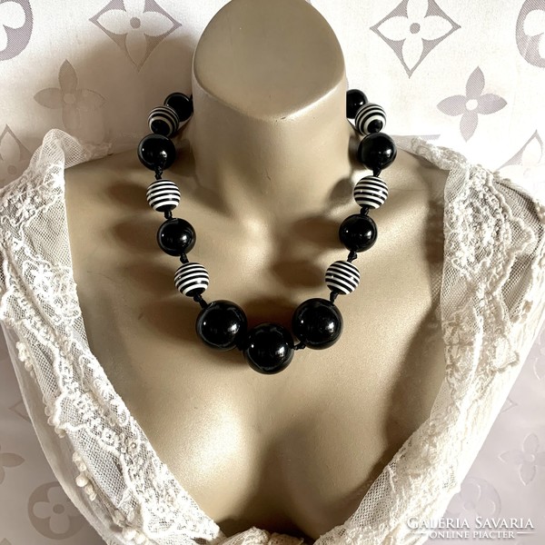 Feltűnő olasz akril gyöngyös nyaklánc, fekete fehér nyaklánc szép gyöngy nyakék akril gyöngyökből