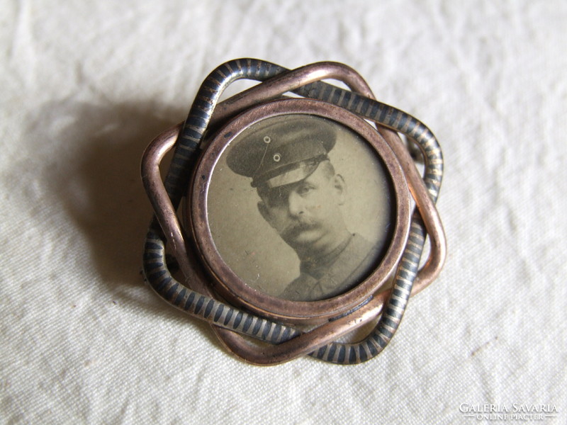 Soldier portrait on silver badge (040909)
