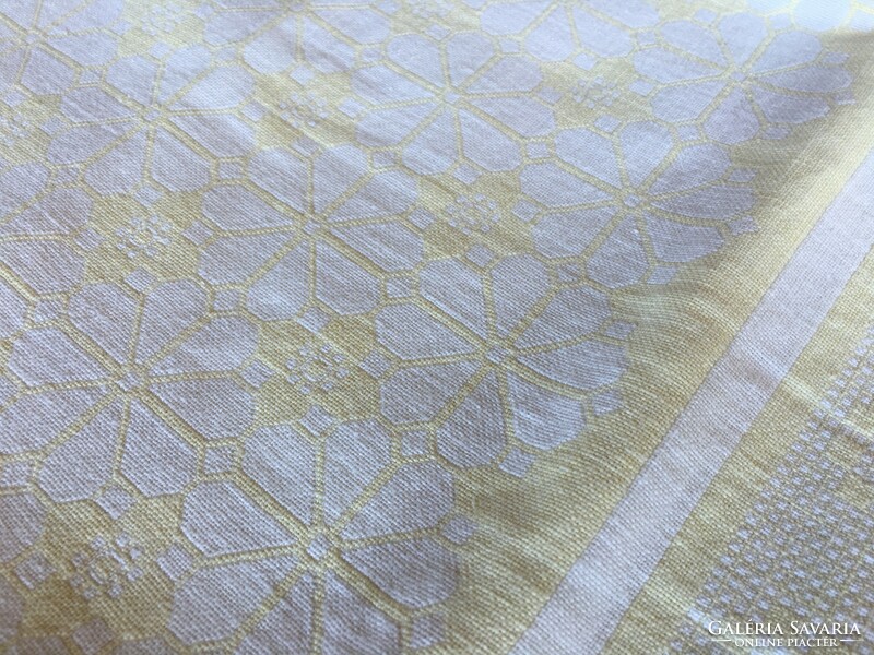 Damask tablecloth with pale yellow pattern (a013)