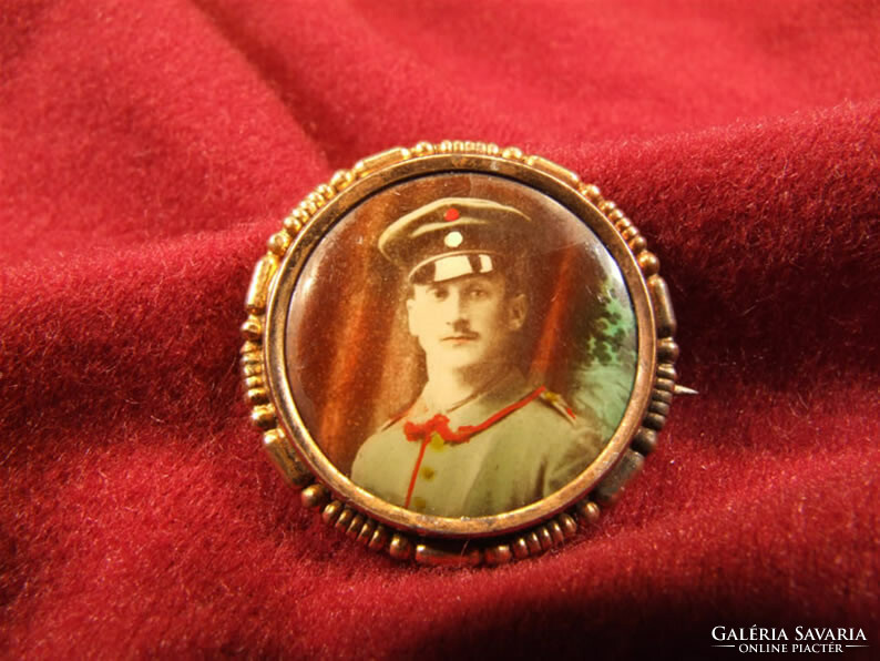 Soldier portrait on badge (071124)