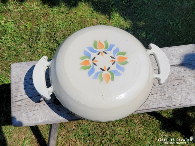 Old vintage cast iron green white pot flower pattern iron dish with enamel lid baking dish bowl
