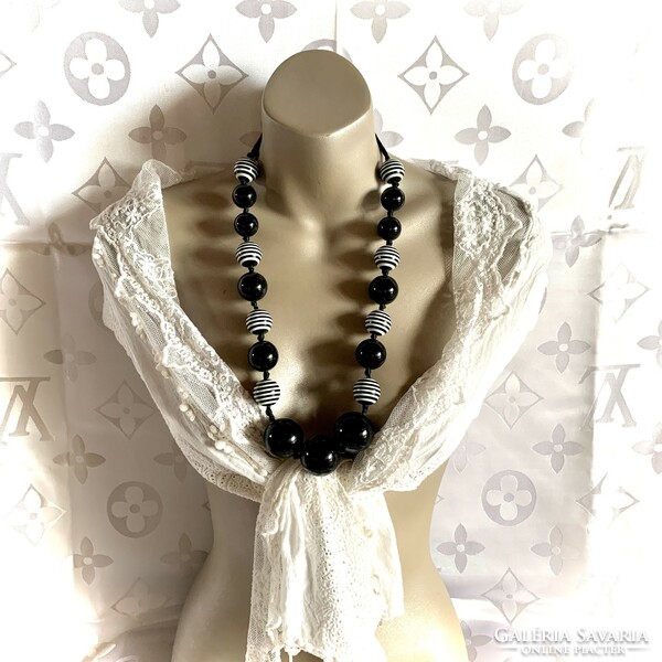 Feltűnő olasz akril gyöngyös nyaklánc, fekete fehér nyaklánc szép gyöngy nyakék akril gyöngyökből