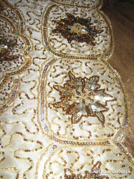 Meseszép gyöngy hímzéses különleges terítő asztalközép