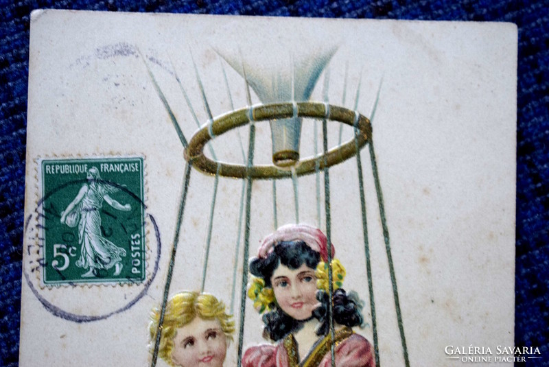 Antik dombornyomott üdvözlő  képeslap gyerekek légballon kosarában