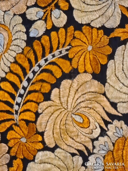 Antik matyó terítő, selyemszállal hímzett kézimunka, terrakotta színvilágban
