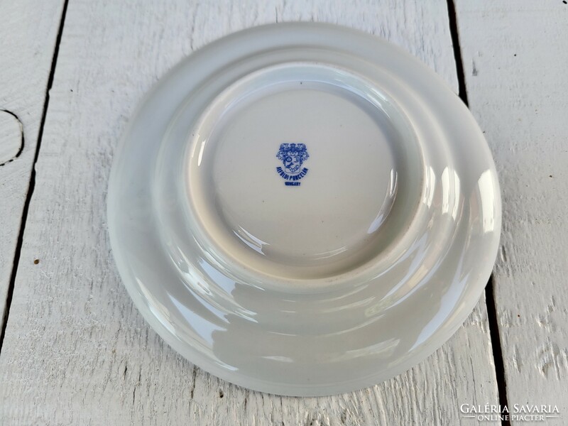 Alföldi porcelain_breasted tea cup bottom