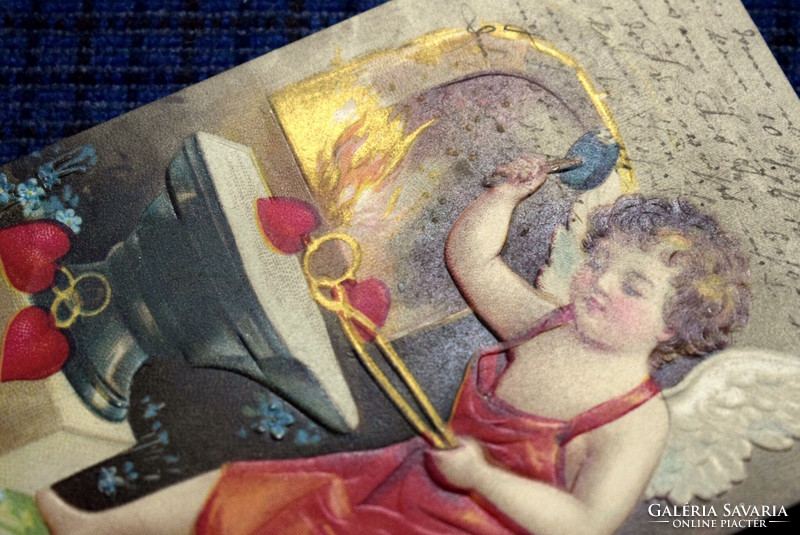 Antik dombornyomott üdvözlő  képeslap szívet kovácsoló angyalka