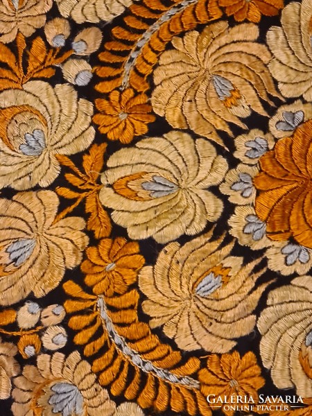 Antik matyó terítő, selyemszállal hímzett kézimunka, terrakotta színvilágban
