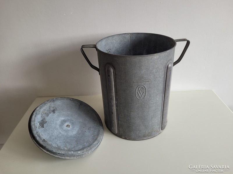 Old large-sized tin steaming pot with wooden handle and handle, antique pot, galvanized plate