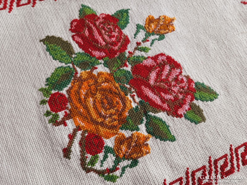 Keresztszemes rózsás kis terítő, 52 x 35 cm