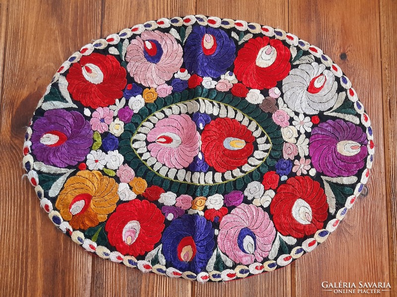 Embroidered silk tablecloth, without fringes, 50 x 38 cm