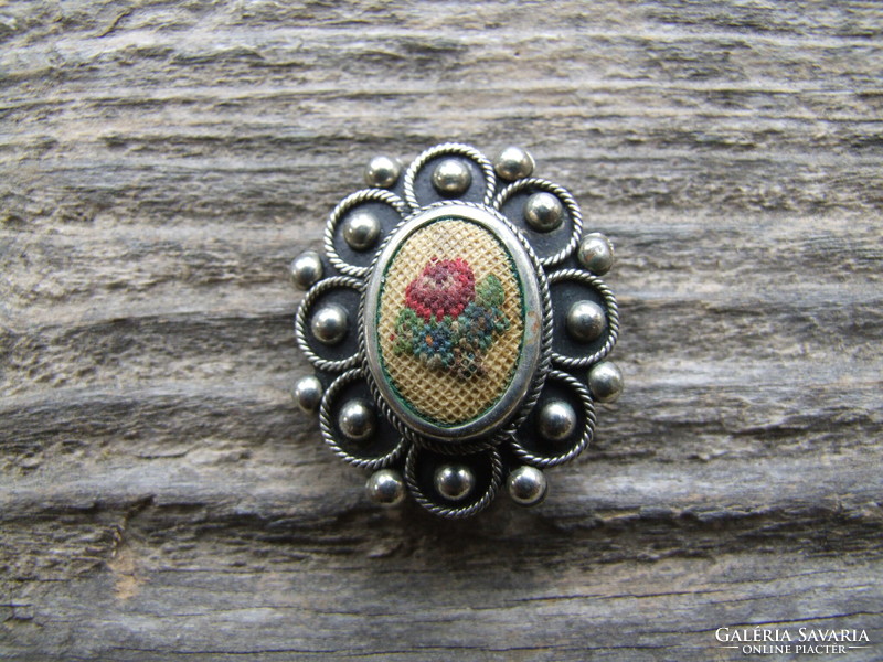 Badge with tapestry (210530)