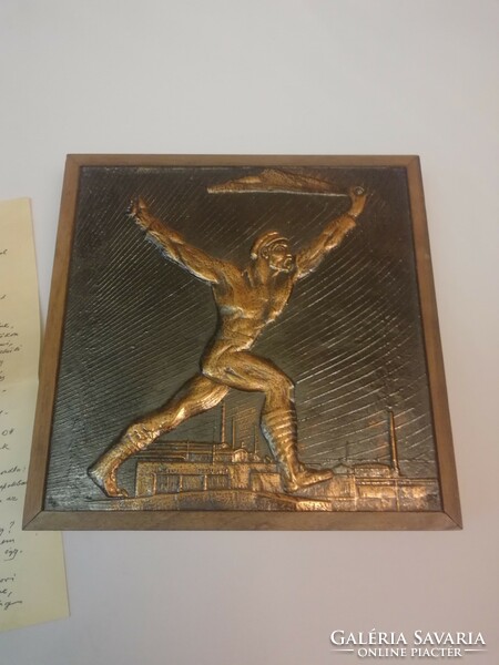 Lead the fight with a red flag, plate, bronze gift box
