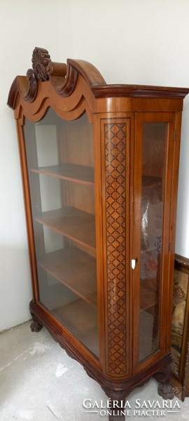 Antique display cabinet with lion's foot shelves, lockable on both sides!