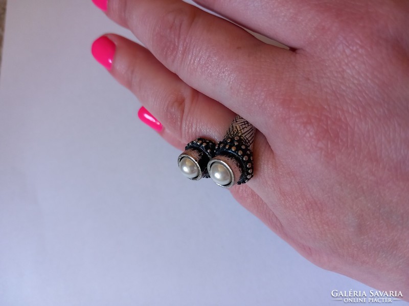 Exquisitely executed antique ring decorated with pearls