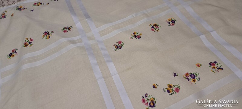 Tablecloth with small flowers (m3946)