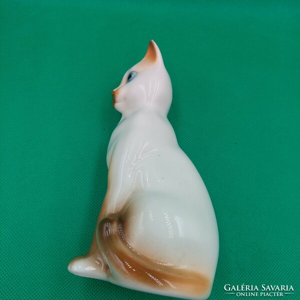Retro porcelain kitten figurine