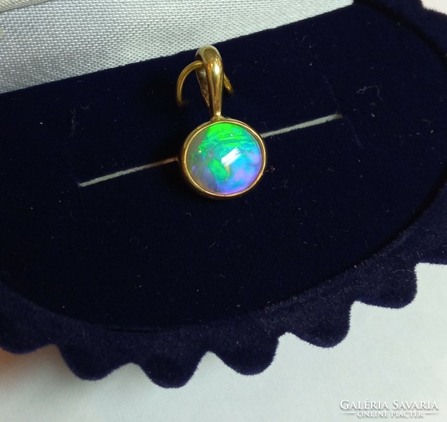 Australian opal gold pendant, 1.01 g