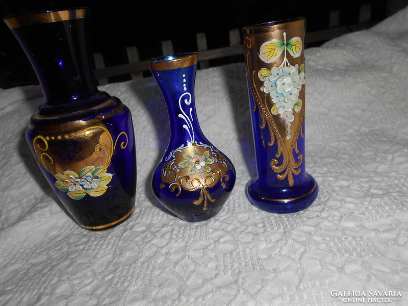 3 db Bohémia  Plasztikus porcelán virágokkal kék üvegvázák együtt.