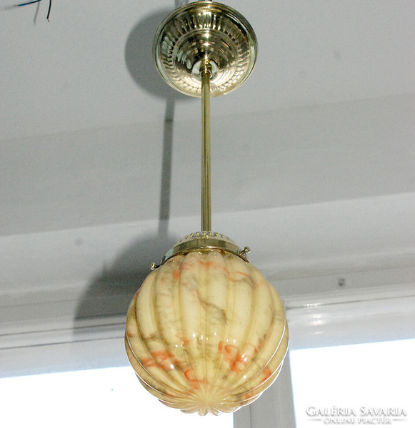 Art deco réz mennyezeti lámpa felújítva - "gerezdes" márványozott gömb búra