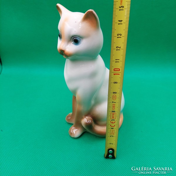 Retro porcelain kitten figurine