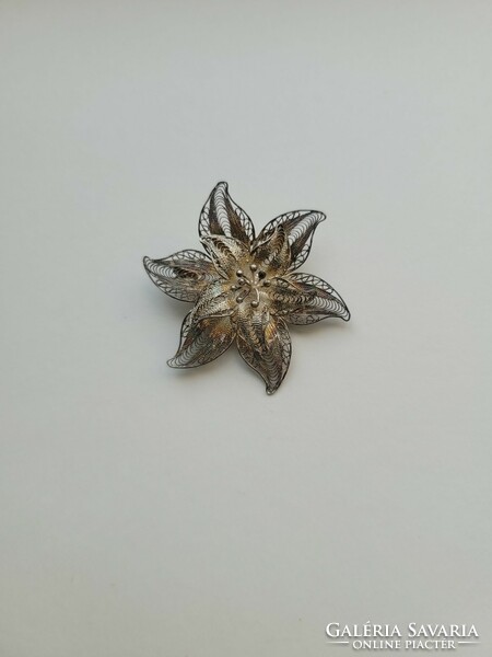 Filigree flower-shaped brooch!