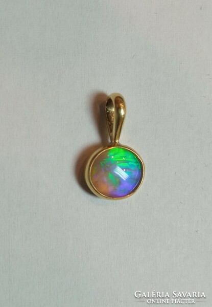 Australian opal gold pendant, 1.01 g