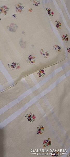 Tablecloth with small flowers (m3946)