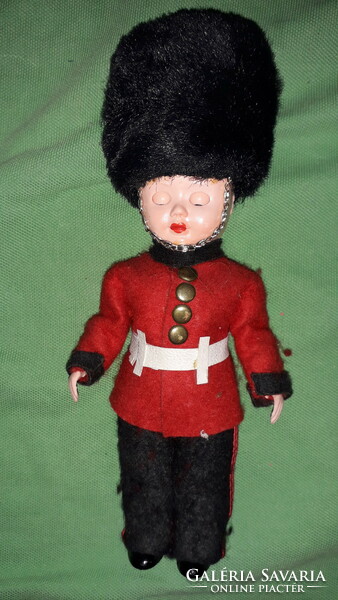 Antik pislogós baba angol katona palotaőr gárdista katona 20 cm képek szerint