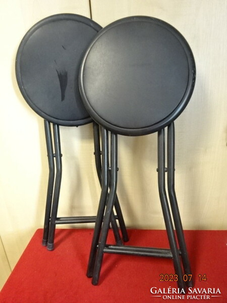 Összecsukható fém szék, magassága 46 cm, átmérője 29 cm. Két darab. Jókai.
