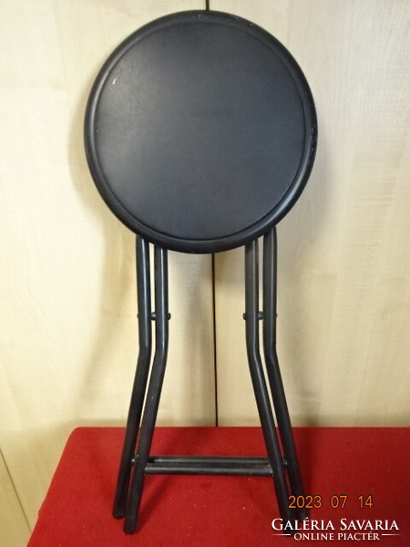 Összecsukható fém szék, magassága 46 cm, átmérője 29 cm. Két darab. Jókai.